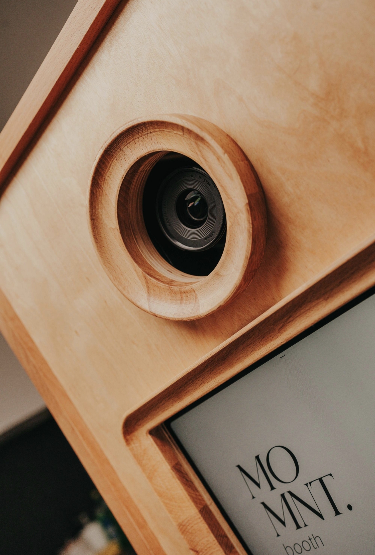 Détail de l'objectif du photobooth en bois artisanal ACZ